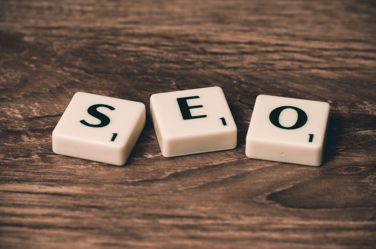 Des lettres de Scrabble formant SEO sur une surface en bois. Idéal pour les thèmes de marketing digital.